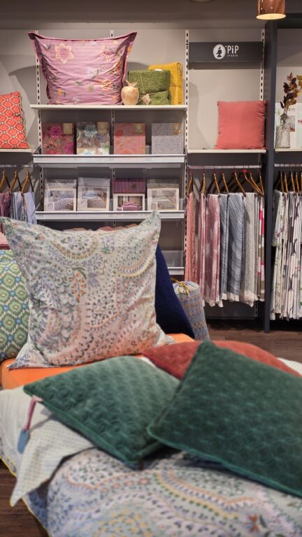 Bunte Kissen und gemusterte Bettwäsche von Pip Studio in der Wohnwelt von Echter Wohnen in Murnau