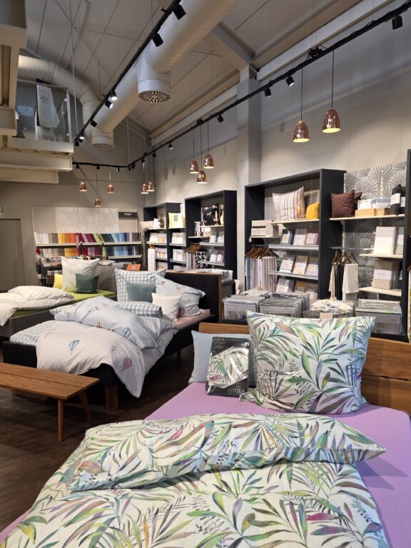 Ausstellung von Bettwäsche mit floralen und botanischen Mustern in der Wohnwelt von Echter Wohnen in Murnau.