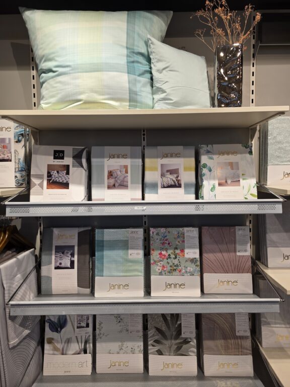 Auswahl an Janine-Bettwäsche in sanften Farben und modernen Designs im Regal präsentiert, bei Echter Wohnen in Murnau
