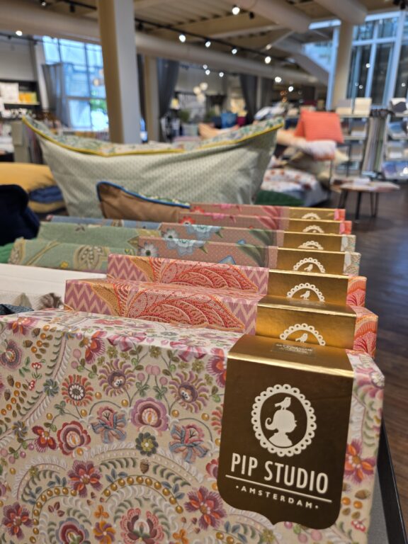 Bettwäsche von Pip Studio in bunten Mustern und Verpackungen, präsentiert in der Wohnwelt von Echter Wohnen in Murnau