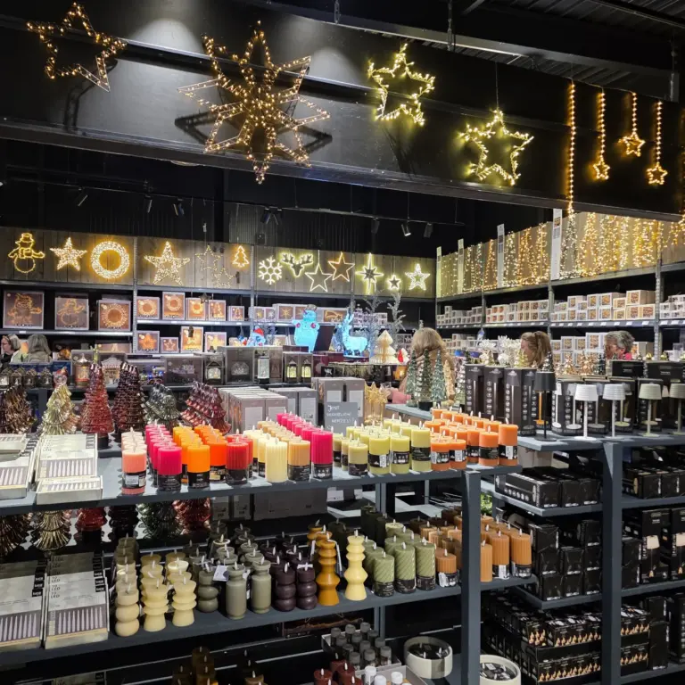 Regale voller Kerzen, Lichtersterne und Dekorationen in der Weihnachtswelt von Kiefl Gartencenter in Gauting.