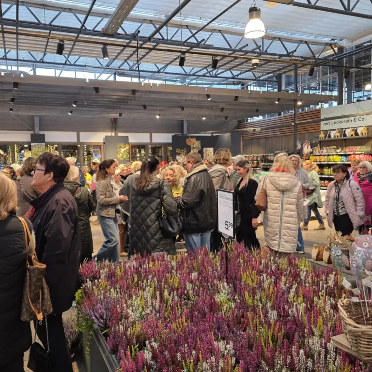 Empfang mit Sekt und kleinen Gerichten im Kiefl Gartencener in Gauting zu Ladies Night. Viele Besucher:innen sind in guter Laune.