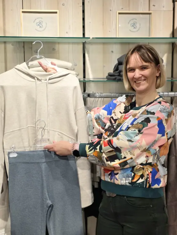 Christine aus Tutzing präsentiert ein gemütliches Elbsand-Outfit mit beigem Hoodie und grauer Leggings.