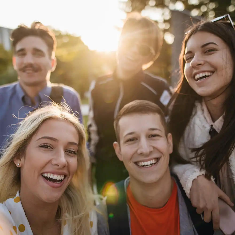 Junge motivierte Menschen als Karrierenbild; Menschen Lachen; Sonne im Hintergrund - sehr positive Stimmung
