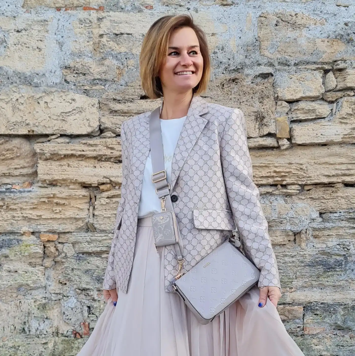 Echter Mode Model Steinwand Fashion Nahaufnahme