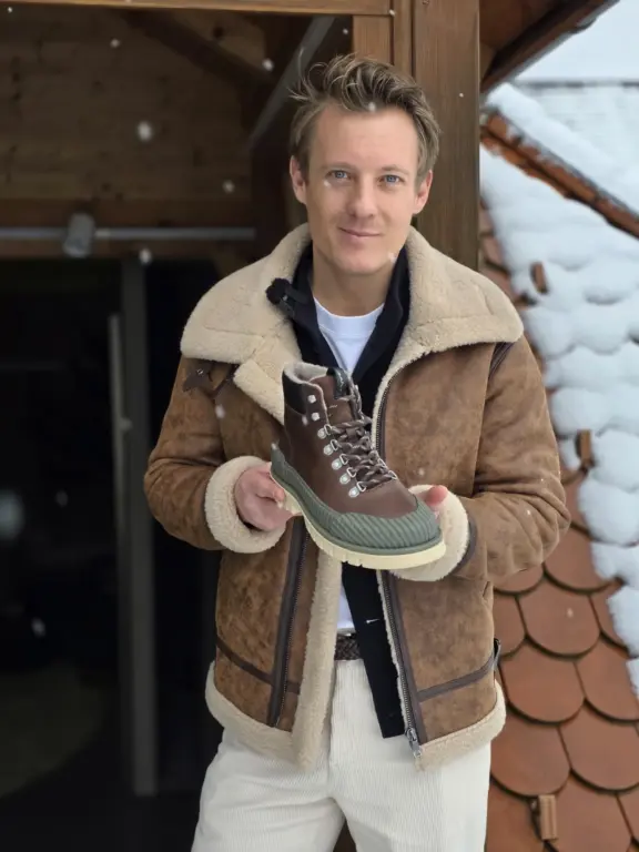 Fabian aus Bad Tölz trägt eine Shearling-Joop-Jacke und präsentiert robuste Winterboots von Gent.