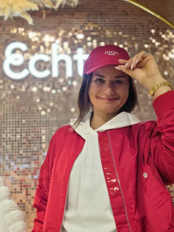 Damenmode mit roter Jacke und Cap – Outfitberatung bei Echter Mode