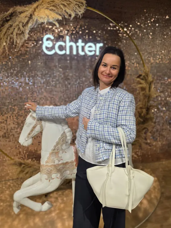 Klassisches Damen-Outfit mit Handtasche bei Echter Mode in Weilheim