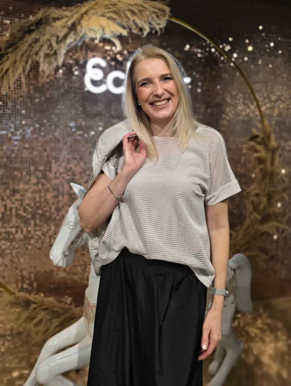 Zarter Casual Damenlook mit Shirt und Rock bei Echter Mode in Weilheim