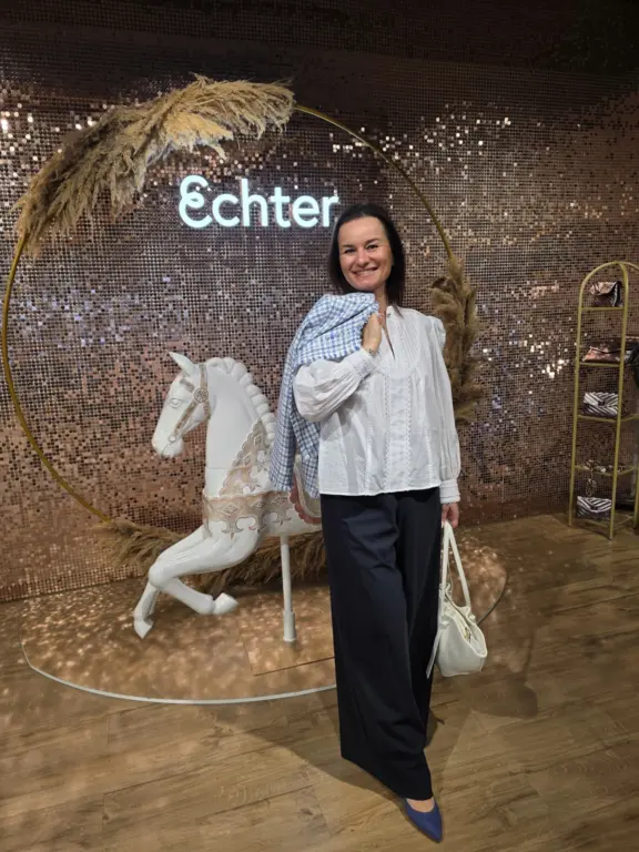 Eleganter Damenlook mit Bluse und Hose bei Echter Mode in Weilheim