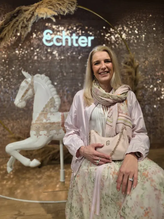 Modeberaterin mit Frühlingsoutfit und Handtasche bei Echter Mode