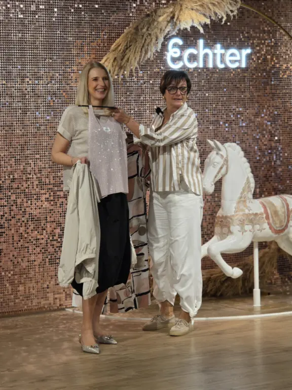 Modeberaterinnen präsentieren Damen-Outfit bei Echter Mode und Wohnen in Murnau