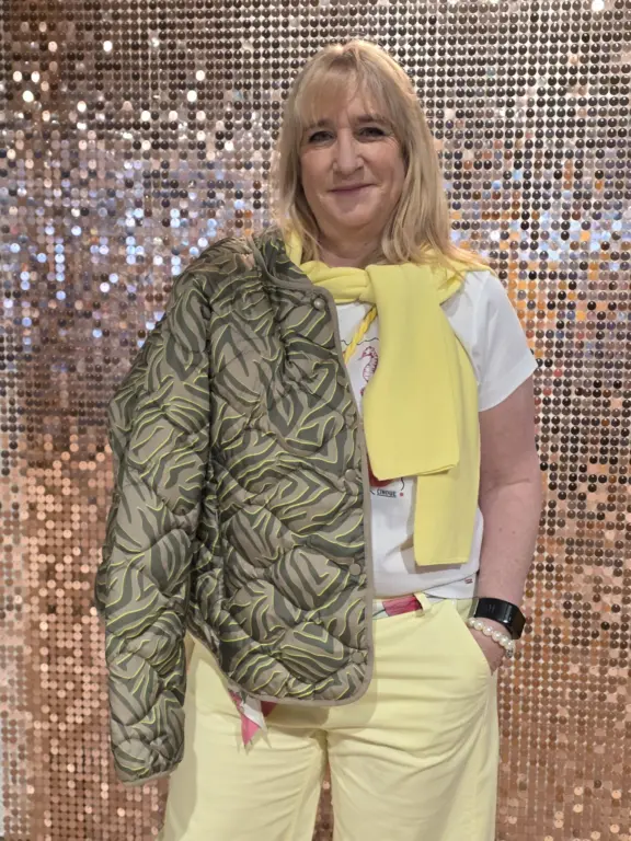 Damen-Outfit mit Blazer und gelbem Schal bei Echter Mode in Weilheim