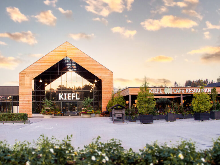Modernes Gebäude des Gartencenters Kiefl in Gauting mit Glasfassade und Holzverkleidung
