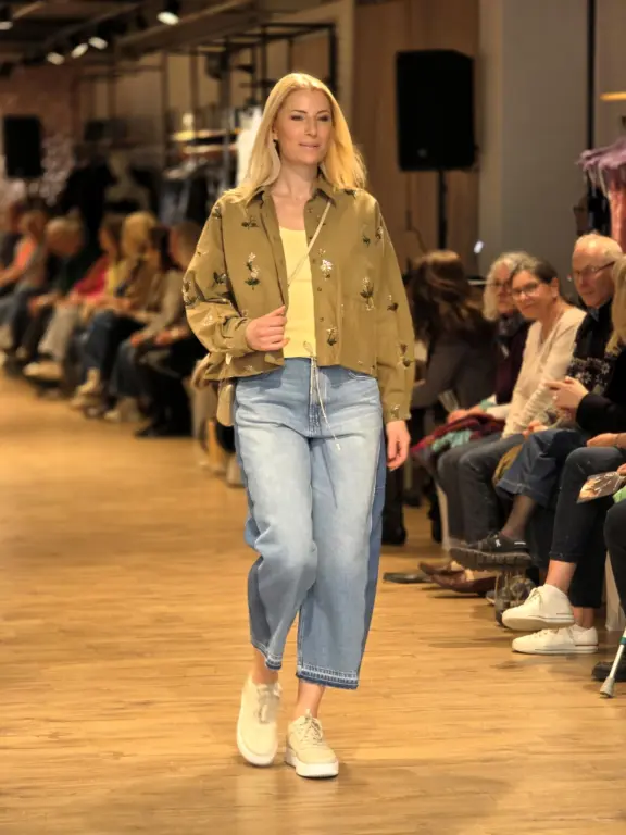 Große Modenschau Weilheim Frühjahr 2026 (47)