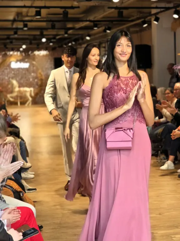 Große Modenschau Weilheim Frühjahr 2026 (58)