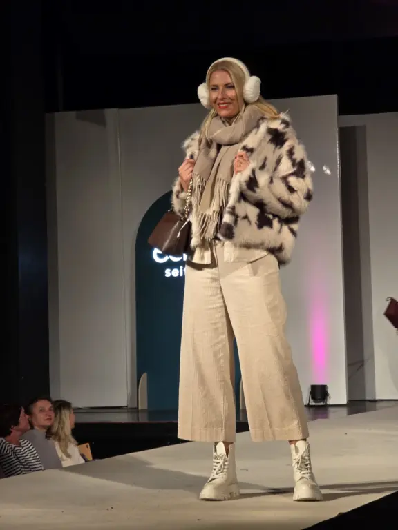 Model mit gemusterter Fake-Fur-Jacke auf dem Laufsteg in KTM Murnau am 2.10.2025