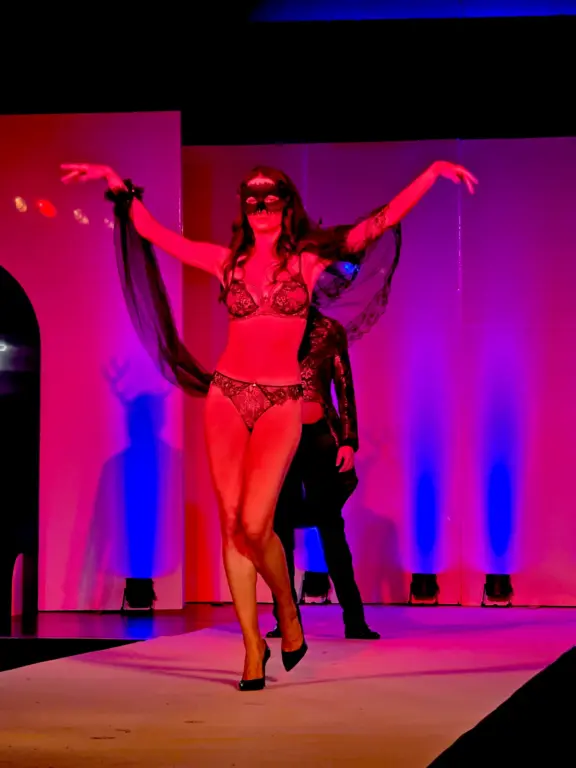 Model in roter Lingerie und Maske auf der Großen Echter Show zur Kunstnacht in Murnau.