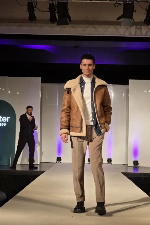 Männliches Model mit Lammfelljacke auf der Großen Echter Modenschau zur Kunstnacht in Murnau