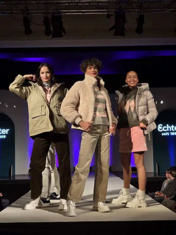 Drei Models in Outdoor- und Casual-Looks auf dem Laufsteg im KTM Murnau