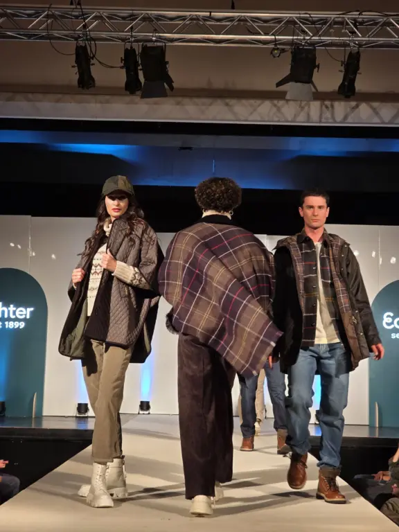 Drei Models auf dem Laufsteg bei der Großen Echter Modenschau in Murnau, in modernen Herbst- und Outdoor-Looks.