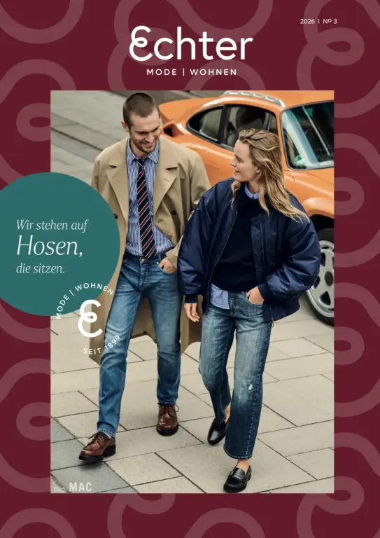 Hosen Prospekt 2026 Cover, Zwei junge Leute sind aus einem Auto ausgestiegen, beide in Jeans Hosen und unterhalten sich.