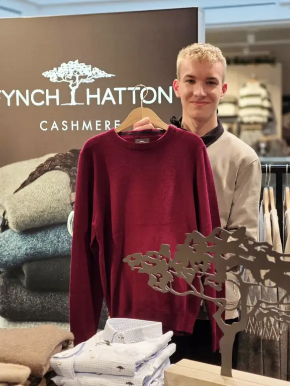 akob aus Murnau zeigt einen burgunderroten Merino-Pullover von Fynch-Hatton.