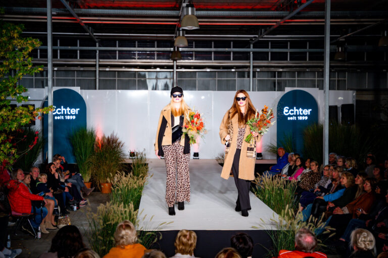 Zwei Models präsentieren Herbstmode auf dem Laufsteg bei der Kiefl Ladies Night im Gartencenter in Gauting
