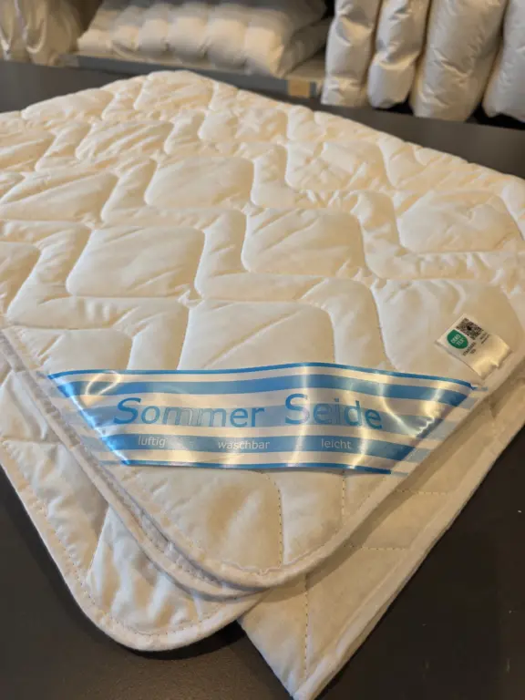 Helle gesteppte Sommerdecke mit Aufschrift Sommer Seide, luftig, waschbar und leicht