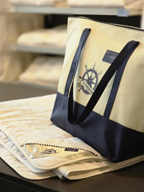 Leichte Sommerdecke mit praktischer Kühltragetasche als Geschenk bei Echter Wohnen