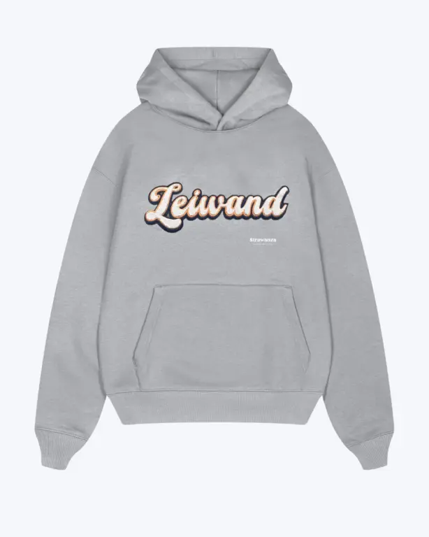 Grauer Hoodie mit großem „Leiwand“-Schriftzug auf der Brust, klassischer Schnitt mit Kängurutasche.
