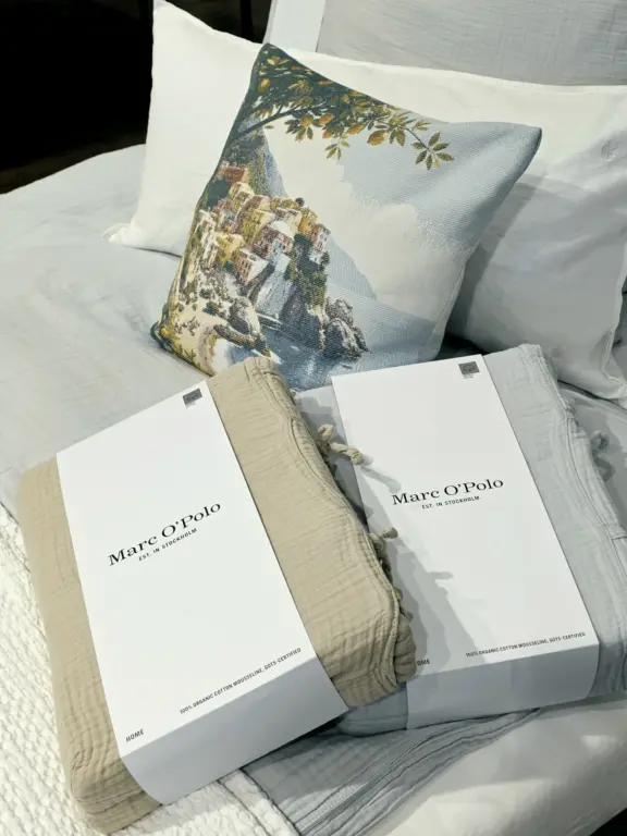 Marc O’Polo Musselin-Bettwäsche in Beige und Hellgrau auf einem sommerlich dekorierten Bett