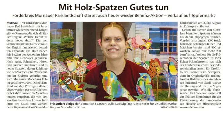 Zeitungsartikel mit der Überschrift „Mit Holz-Spatzen Gutes tun“ und einem Foto der bemalten Holzspatzen.
