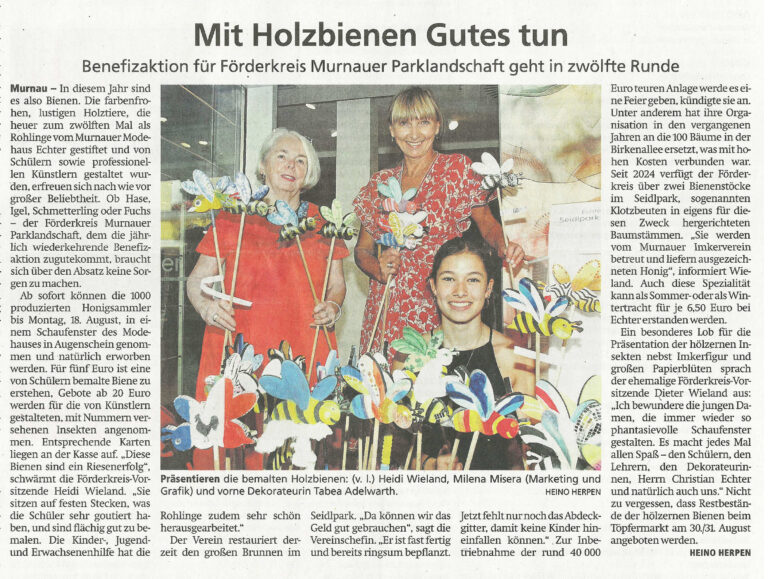Heidi Wieland, Milena Misera und Tabea Adelwarth präsentieren bunt bemalte Holzbienen aus Holz – Benefizaktion im Modehaus Echter zugunsten des Seidlparks Murnau.