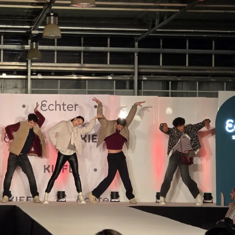 Models tanzen einen ausdrucksstarken Tanz auf der Bühne der Großen Modenschau im Gartencenter in Gauting