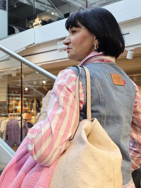 Detailaufnahme eines Denim-Looks mit gestreifter Bluse und Tasche bei der Trendinfo im Modehaus Echter