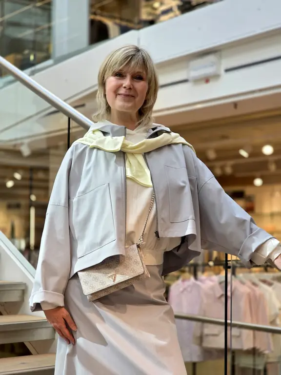 Model präsentiert monochromen Frühlingslook in Hellgrau im Modehaus Echter Murnau