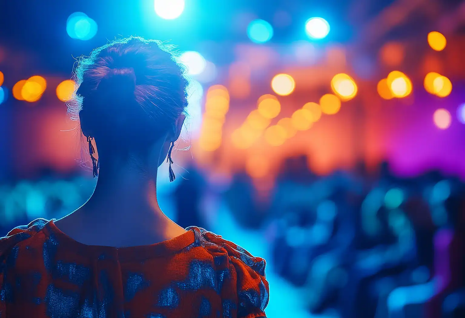 Frau im Scheinwerferlicht vor der Bühne bei der Echter Modenschau 2025 im Kultur- und Tagungszentrum Murnau