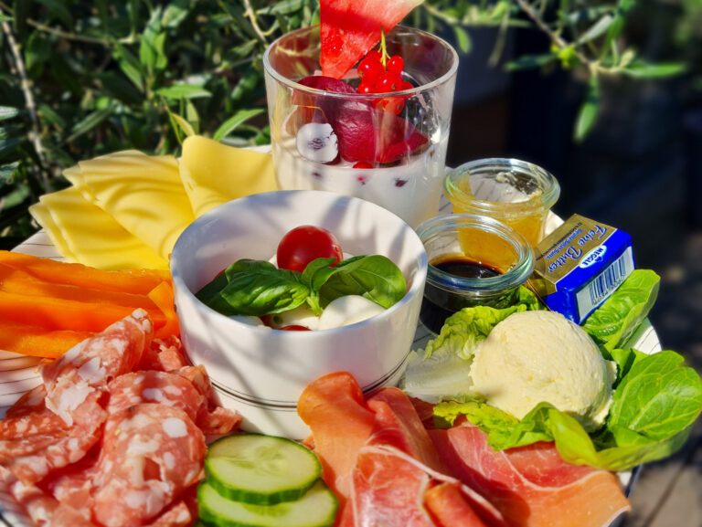 Das reichhaltige Frühstück im Café Coucou in Weilheimer Modehaus Echter auf der sonnigen Terrasse ist immer ein Genuss.