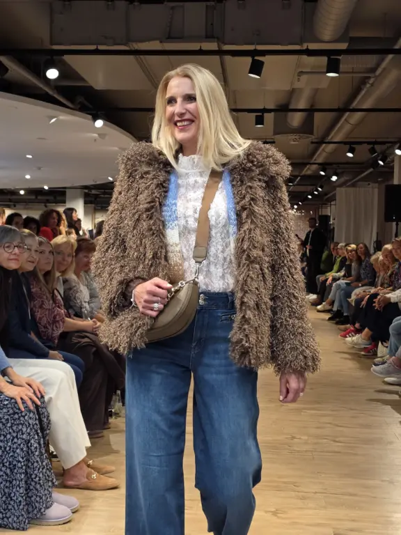 Eleganz und Nonchalance. Model im braunen Fake-Fur-Look bei der Echter Modenschau bei der Großen Echter Modenschau in Weilheim am 27.09.2025