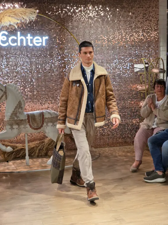 Model mit Lammfelljacke auf dem Laufsteg in Weilheim bei der Großen Echter Modenschau am 27.09.2025