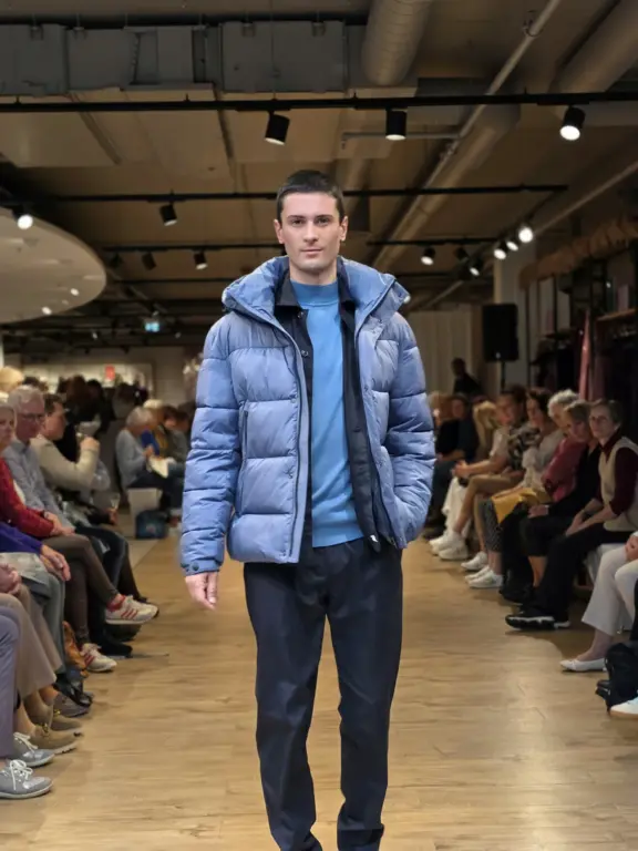 Herrenlook mit blauer Steppjacke bei der Großen Echter Modenschau in Weilheim am 27.09.2025