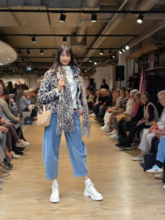 Model mit Leopardenjacke und Jeans auf dem Laufsteg in Weilheim bei der Großen Echter Modenschau am 27.09.2025