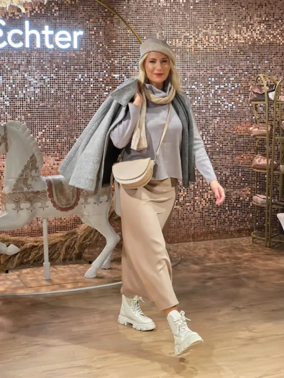 moderner Komfort trifft auf Eleganz. Beigefarbenes Outfit mit Cape und Sneakern bei der Großen Echter Modenschau in Weilheim am 27.09.2025