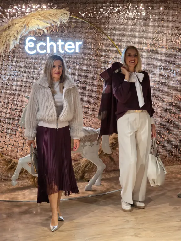 Zwei Models in Samt- und Seidenoutfits auf dem Laufsteg bei der Großen Echter Modenschau in Weilheim am 27.09.2025eim