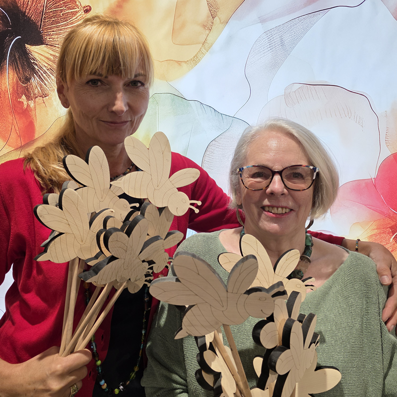 Farbenfrohe Holzbienen für den Seidlpark