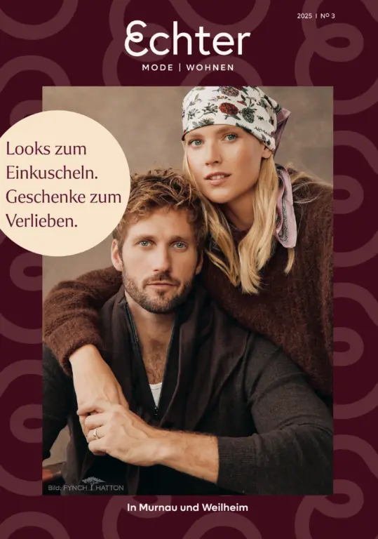 Titelbild Prospekt „Wintertrends und Geschenkideen“ von Echter Mode und Wohnen: Paar in warmem Strick, Claim „Looks zum Einkuscheln“.