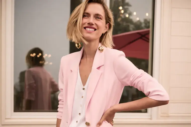 Joseph Ribkoff Styling Day: Frau im rosafarbenen Blazer und weißer Bluse, modern und elegant gestylt.