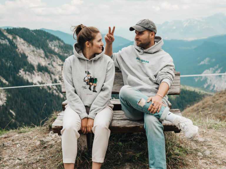 Laura und Christoph Forstner, Gründer von Strawanza, lachend bei Fotoshooting.
